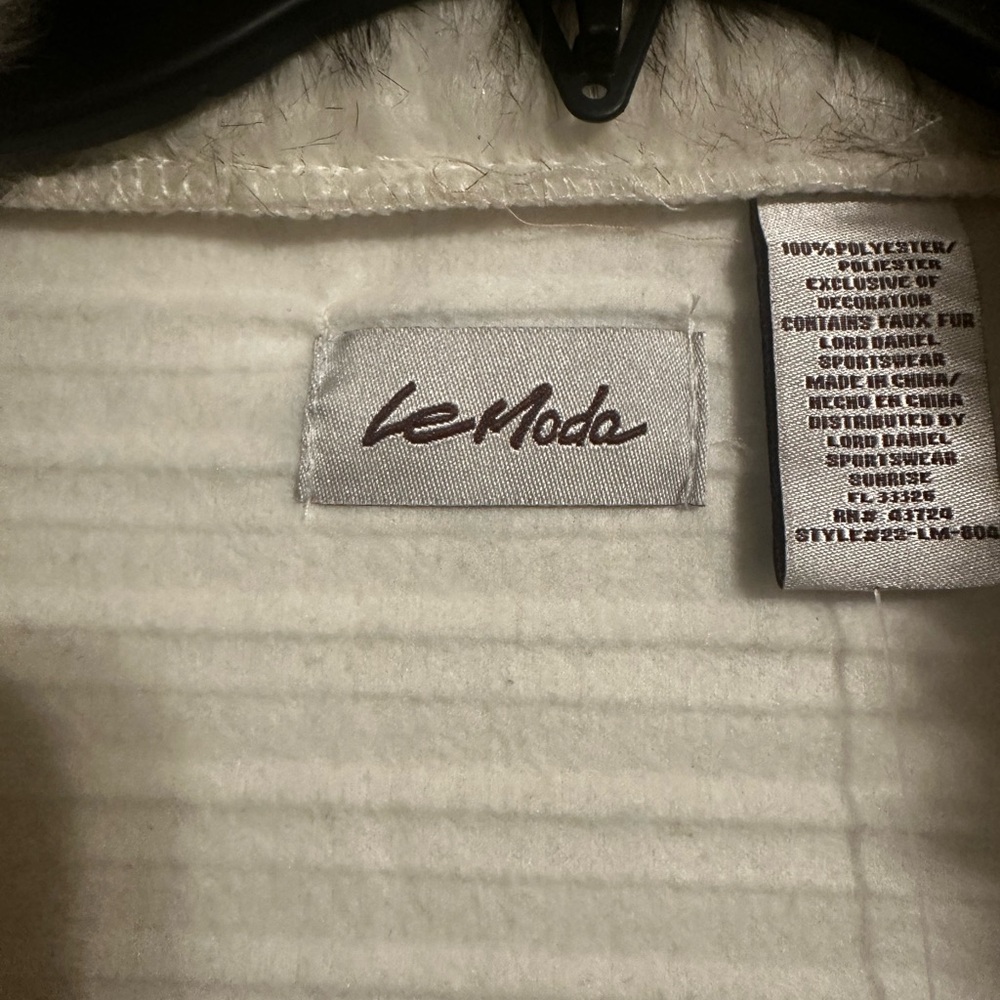 Cozy Cream Cape with Faux Fur Collar - Picture 3 of 6
